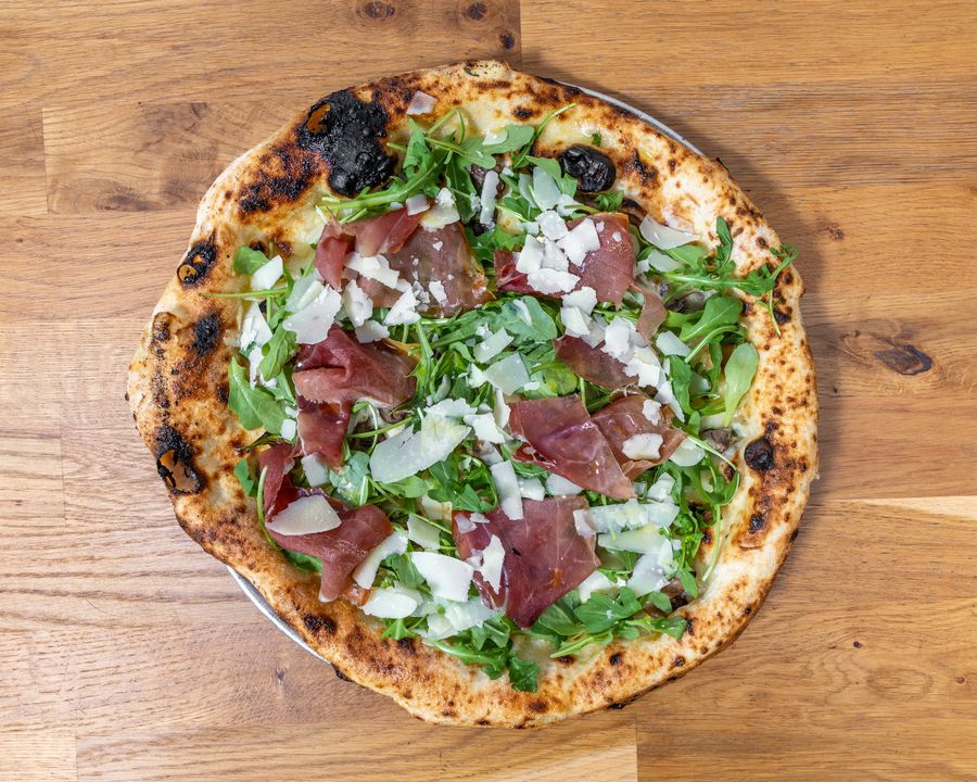 Pizza with prosciutto and arugula